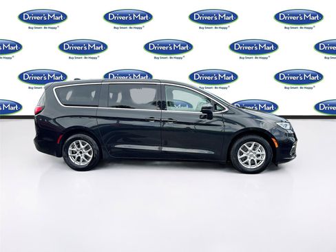 Used 2023 Chrysler Pacifica Touring-L FWD image 8