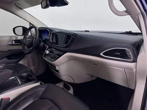 Used 2022 Chrysler Pacifica Touring-L AWD/4WD image 29