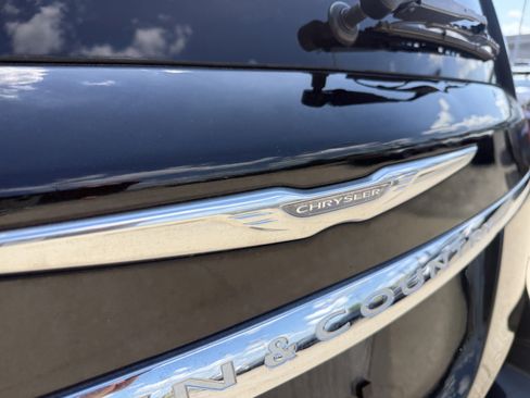 Used 2012 Chrysler Town & Country Touring w/ Entertainment Group #1 FWD image 8