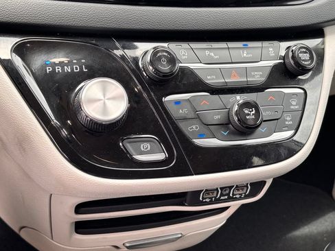 Used 2023 Chrysler Pacifica Touring-L FWD image 16