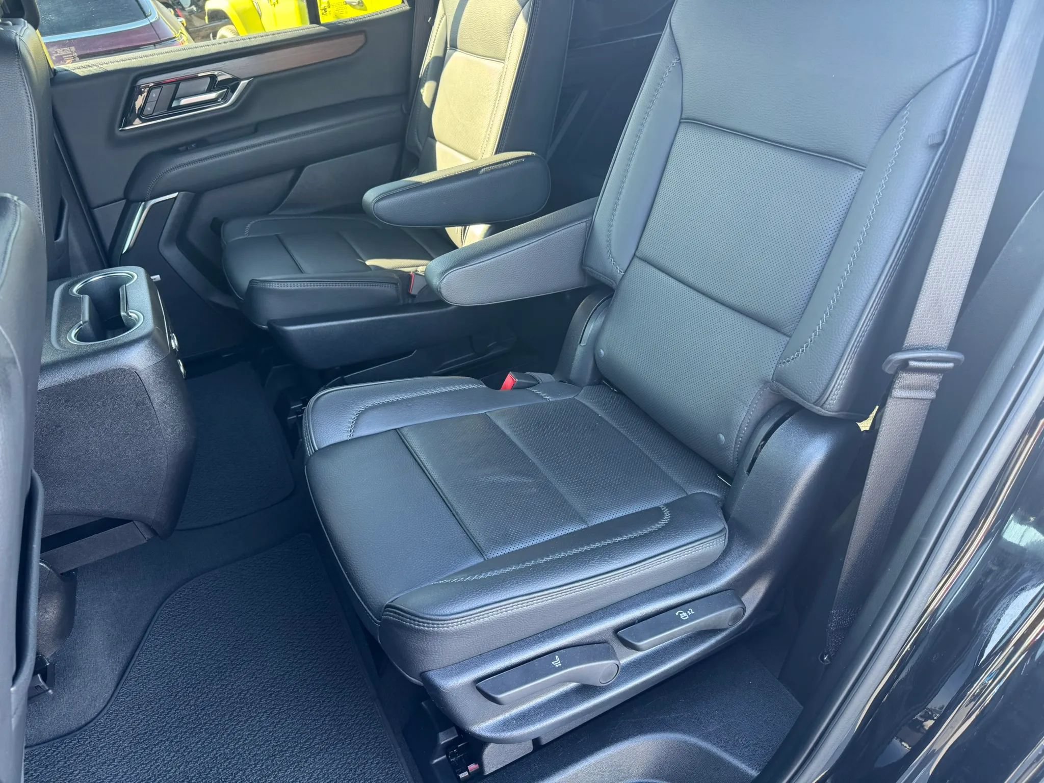Used 2025 GMC Yukon Denali AWD/4WD image 5
