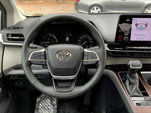 Used 2023 Toyota Sienna XLE FWD image 6