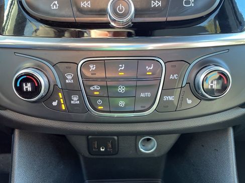 Used 2023 Chevrolet Traverse LT image 25