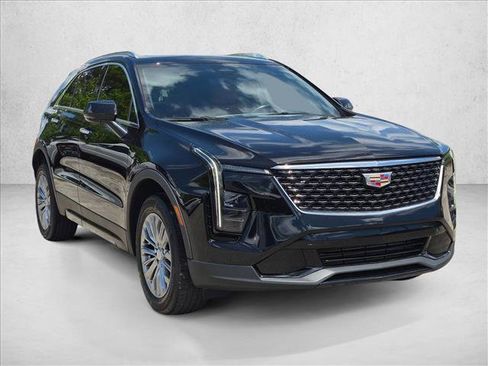 Used 2023 Cadillac XT4 Luxury w/ Driver Awareness Package FWD image 3