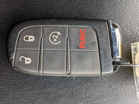 Used 2025 Jeep Compass Limited image 31