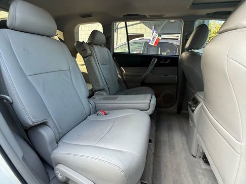 Used 2010 Toyota Highlander SE image 22