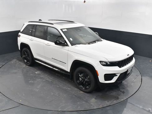 New 2025 Jeep Grand Cherokee Altitude w/ Trailer Tow Package AWD/4WD image 38