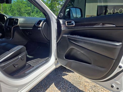 Used 2017 Jeep Grand Cherokee Overland AWD/4WD image 27