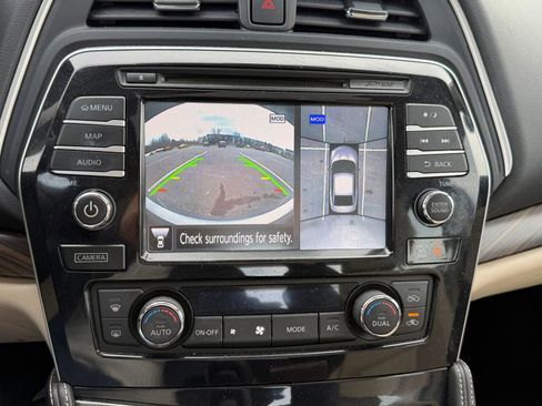 Used 2016 Nissan Maxima Platinum w/ Interior Lighting Package image 11