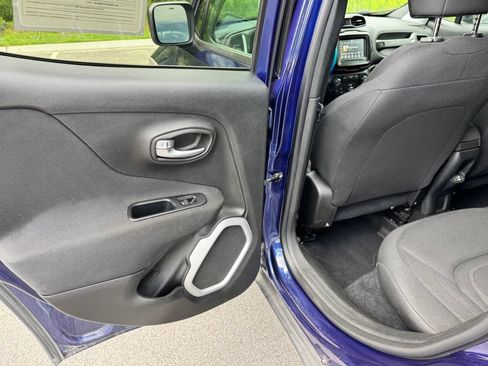 Used 2018 Jeep Renegade Latitude AWD/4WD image 23