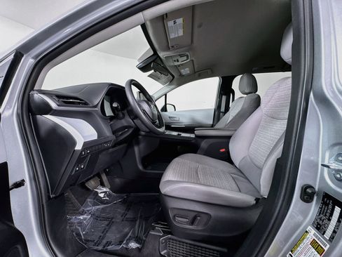 Certified 2025 Toyota Sienna LE FWD image 19