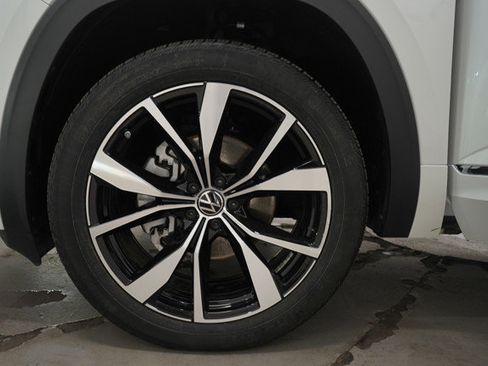 Used 2024 Volkswagen Atlas Cross Sport SEL Premium R-Line image 31