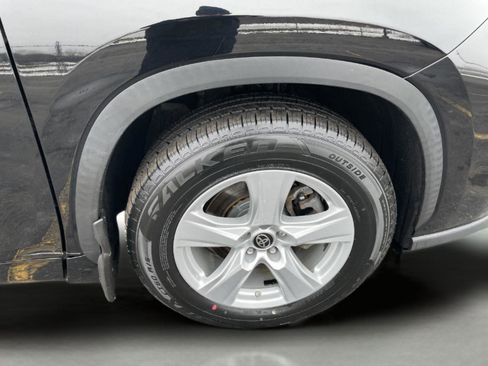 Used 2021 Toyota Highlander LE image 11