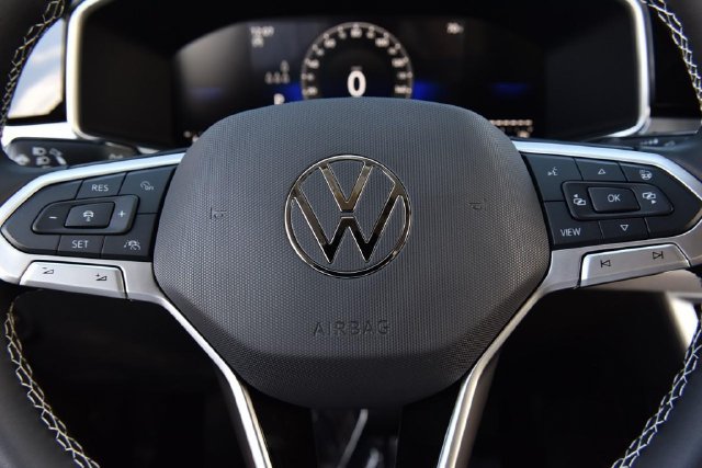 New 2027 Volkswagen Taos SE FWD image 18