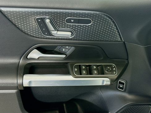 Used 2025 Mercedes-Benz GLB 250 image 24