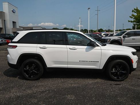 Used 2023 Jeep Grand Cherokee Altitude AWD/4WD image 3