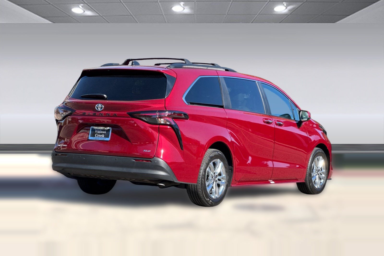 Used 2025 Toyota Sienna XLE w/ XLE Plus Package AWD/4WD image 9