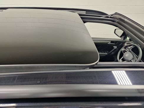 Certified 2024 Volkswagen Tiguan SE R-Line image 8