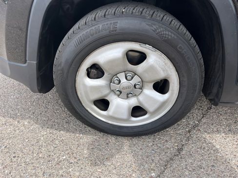 Used 2015 Jeep Cherokee Sport image 26