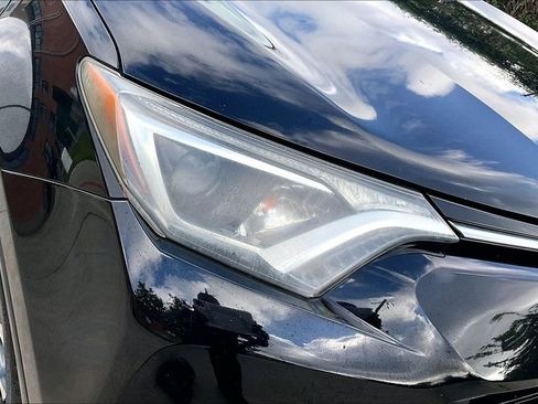 Used 2018 Toyota RAV4 LE image 39