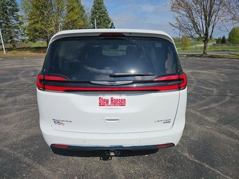 Used 2024 Chrysler Pacifica Limited w/ Trailer Tow Group AWD/4WD image 5