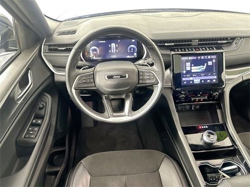 Used 2023 Jeep Grand Cherokee Altitude image 11