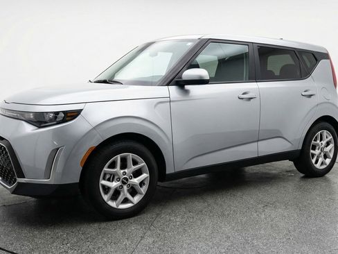 Used 2025 Kia Soul LX w/ LX Technology Package FWD image 3