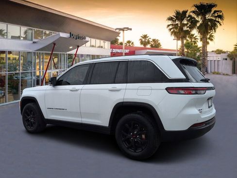 Used 2023 Jeep Grand Cherokee Limited image 5