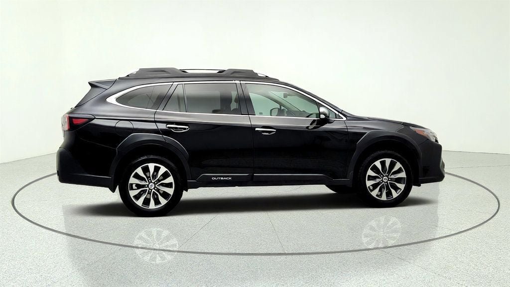 Used 2023 Subaru Outback Touring AWD/4WD image 4