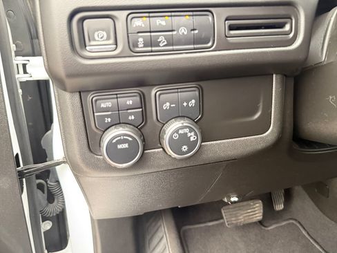 Used 2023 Chevrolet Suburban Premier AWD/4WD image 18