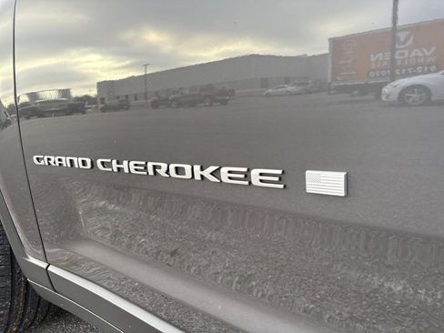 New 2026 Jeep Grand Cherokee L Limited w/ Luxury Tech Group II RWD image 10