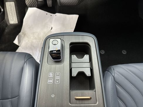 New 2025 Nissan Ariya Platinum image 18