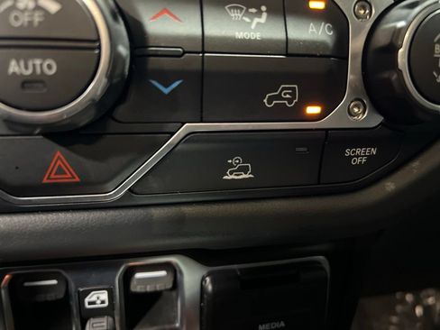 Used 2025 Jeep Wrangler Unlimited Rubicon AWD/4WD image 34
