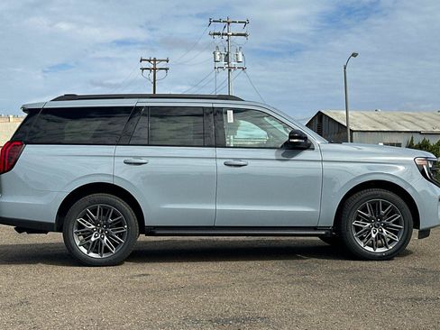 New 2026 Ford Expedition Platinum image 3