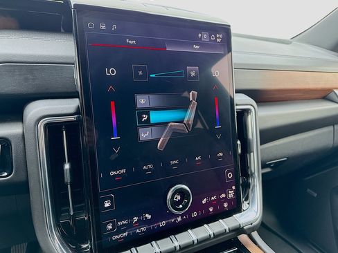 Used 2025 GMC Yukon Denali image 12