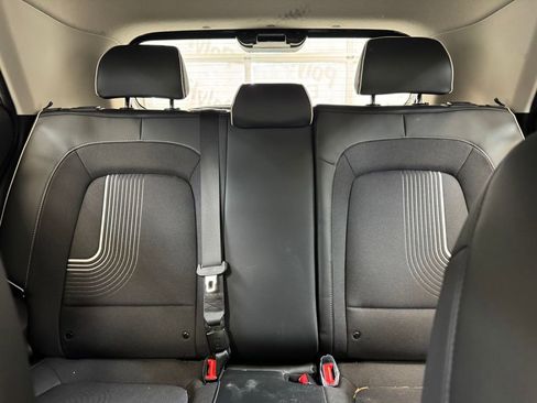 Used 2025 Hyundai Venue Limited FWD image 13
