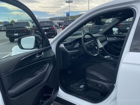 New 2025 Jeep Grand Cherokee L Altitude image 14