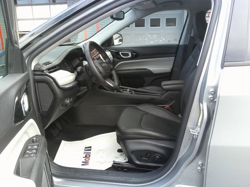 Used 2022 Jeep Compass Limited image 11