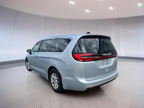 Used 2023 Chrysler Pacifica Touring-L FWD image 3