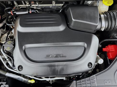 Used 2023 Chrysler Pacifica Touring FWD image 37