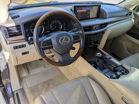 Used 2017 Lexus LX 570 4WD w/ Luxury Package image 10