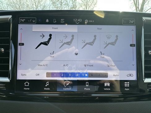 Used 2024 Chrysler Pacifica Touring-L image 23