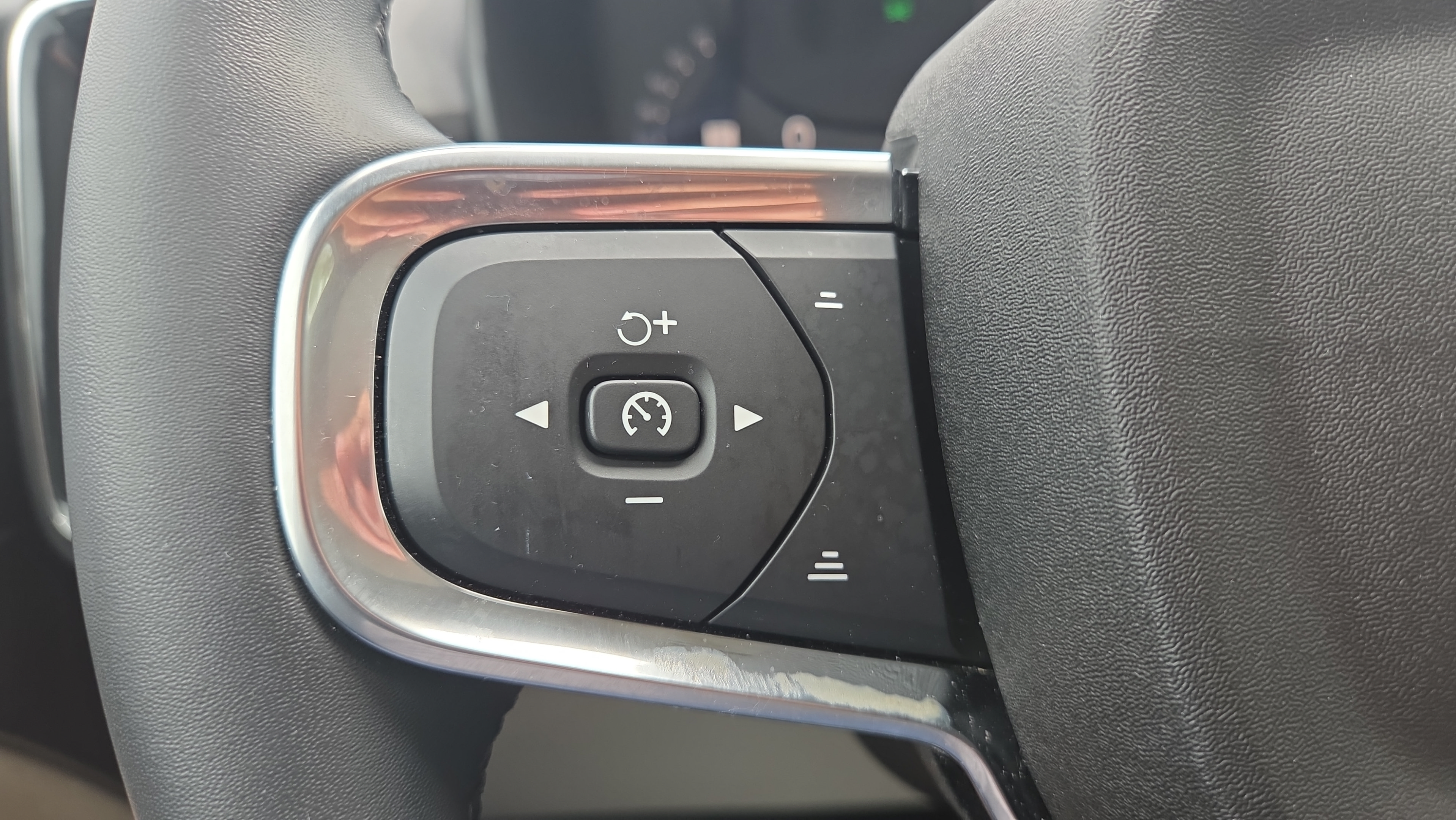 Used 2024 Volvo XC40 B5 Ultimate AWD/4WD image 23