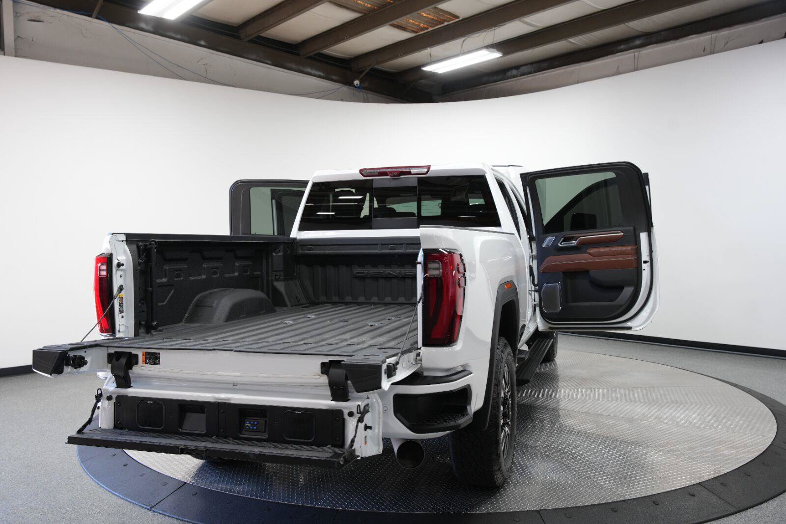 Used 2024 GMC Sierra 2500 Denali Ultimate AWD/4WD image 16