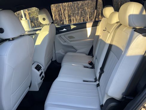 Certified 2022 Volkswagen Tiguan SE R-Line image 28