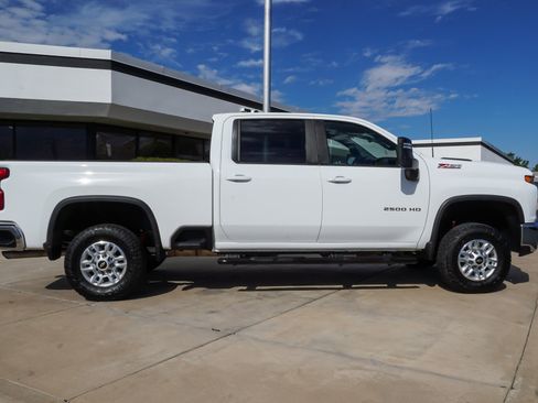 Used 2022 Chevrolet Silverado 2500 LT w/ Convenience Package AWD/4WD image 9