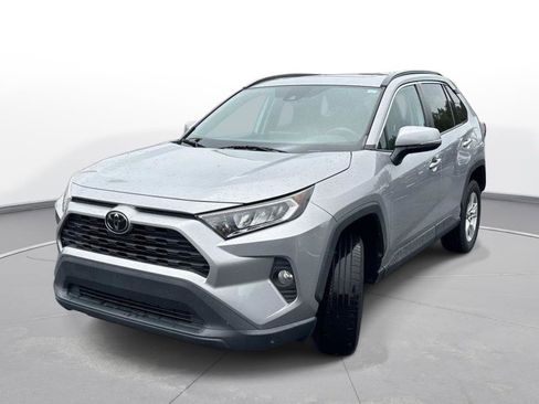 Used 2020 Toyota RAV4 XLE w/ Convenience Package FWD image 2