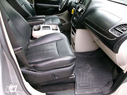 Used 2014 Chrysler Town & Country Touring-L w/ Driver Convenience Group FWD image 4