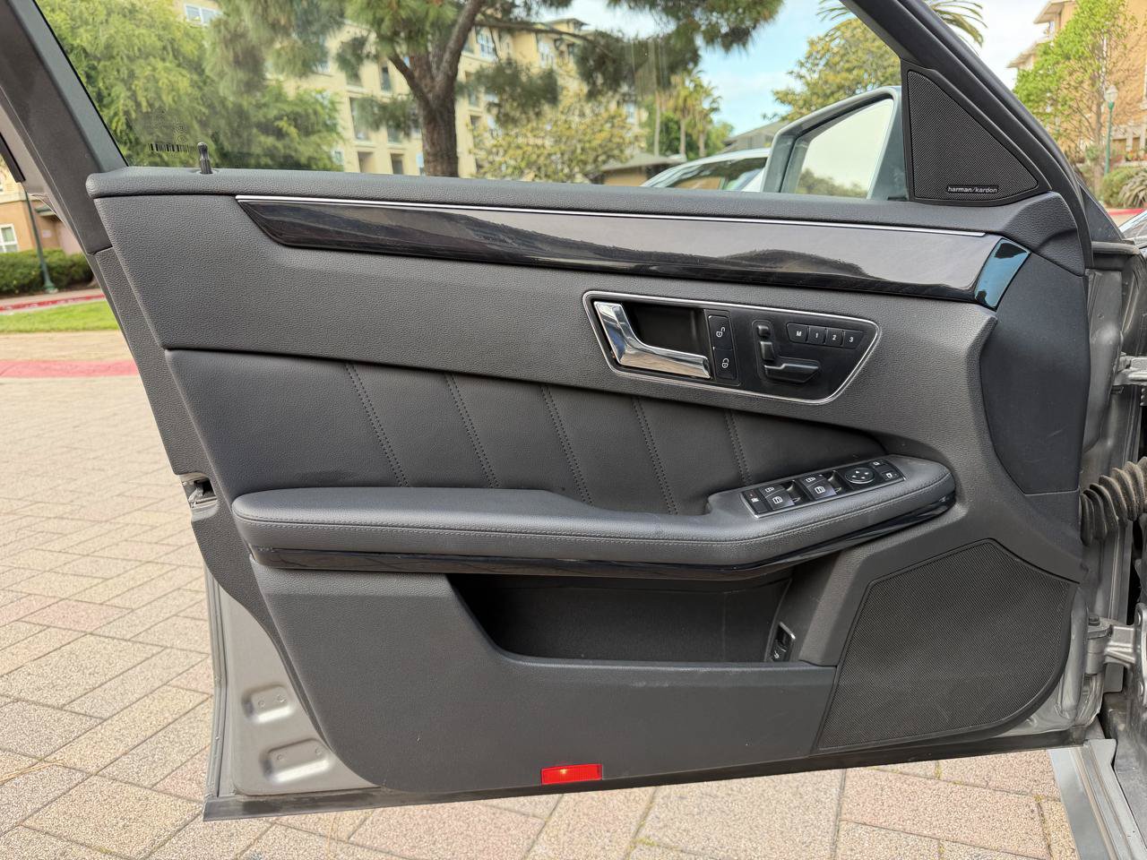 Used 2010 Mercedes-Benz E 550 Sedan image 27