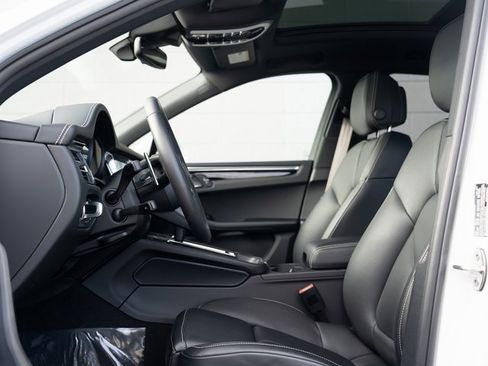 Certified 2025 Porsche Macan image 17